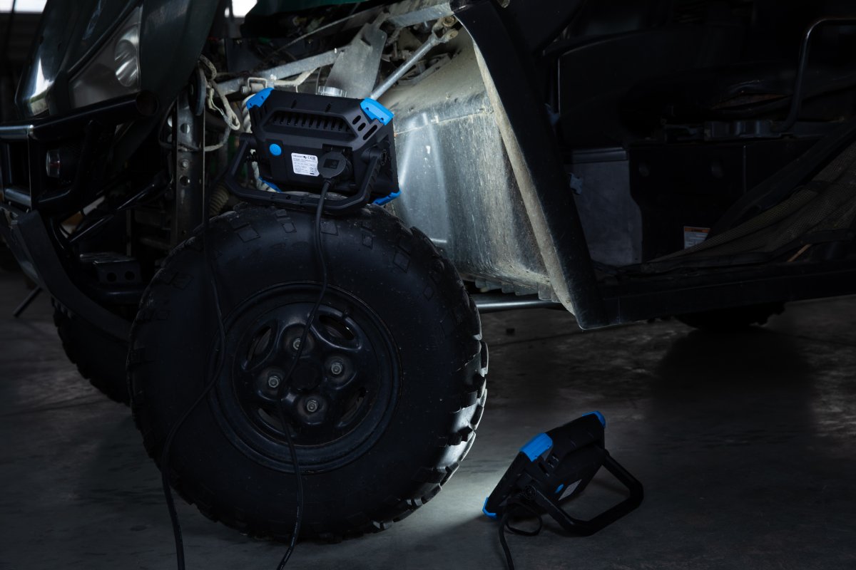 Portable construction floodlight, 3200 lm
