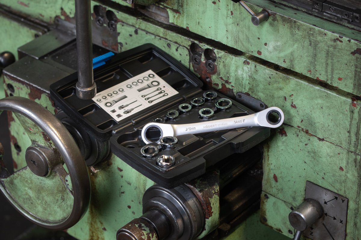 Ratchet ring spanner with sockets