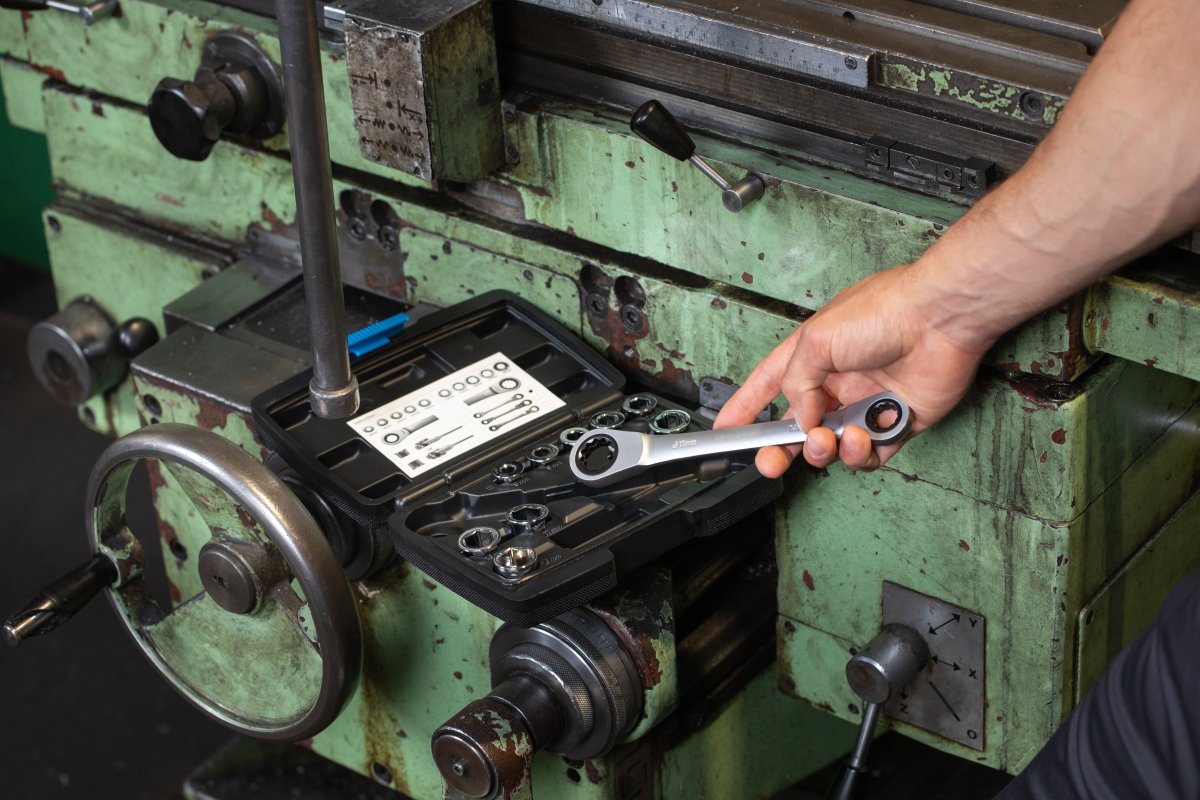 Ratchet ring spanner with sockets