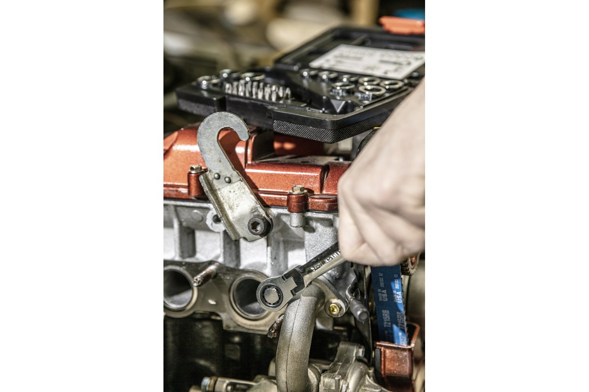 Ratchet ring spanner with joint and sockets