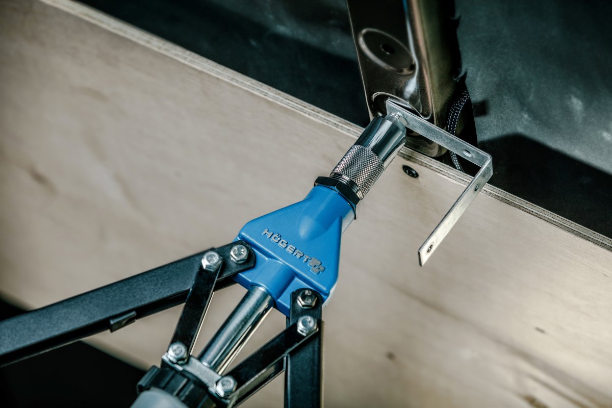 Two-hand riveter 530 mm, five interchangeable nosepieces, max 6.4 mm