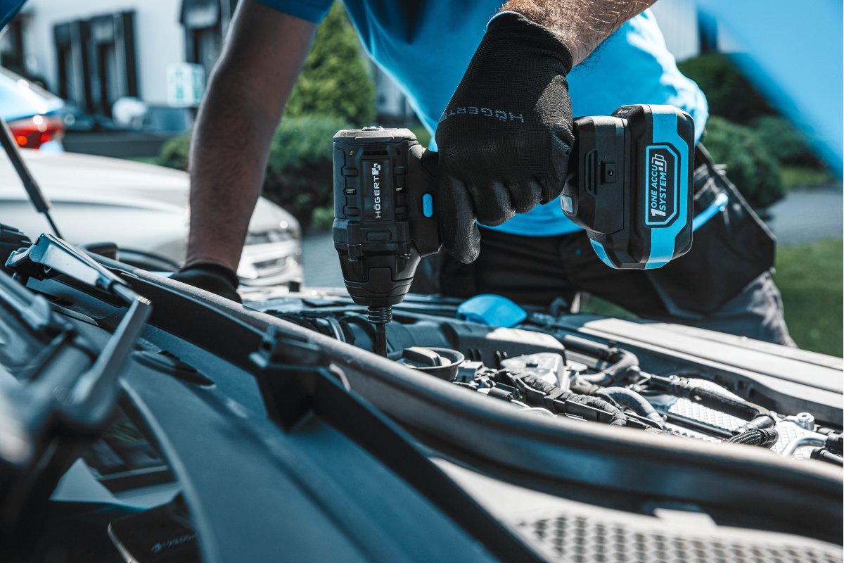 18V brushless impact driver and hammer drill-driver set