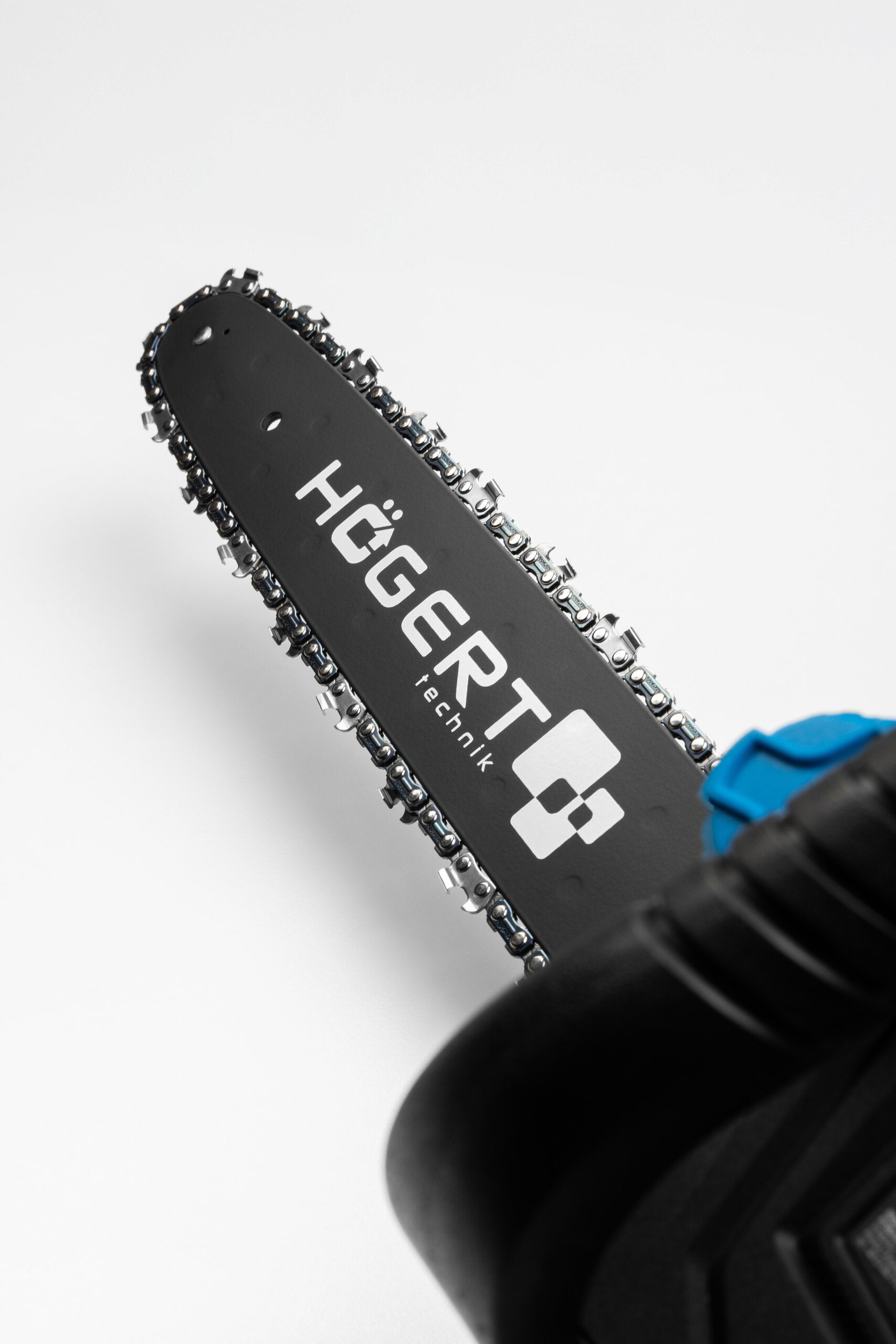 Brushless chainsaw kit with 2x4Ah batteries and DUO charger
