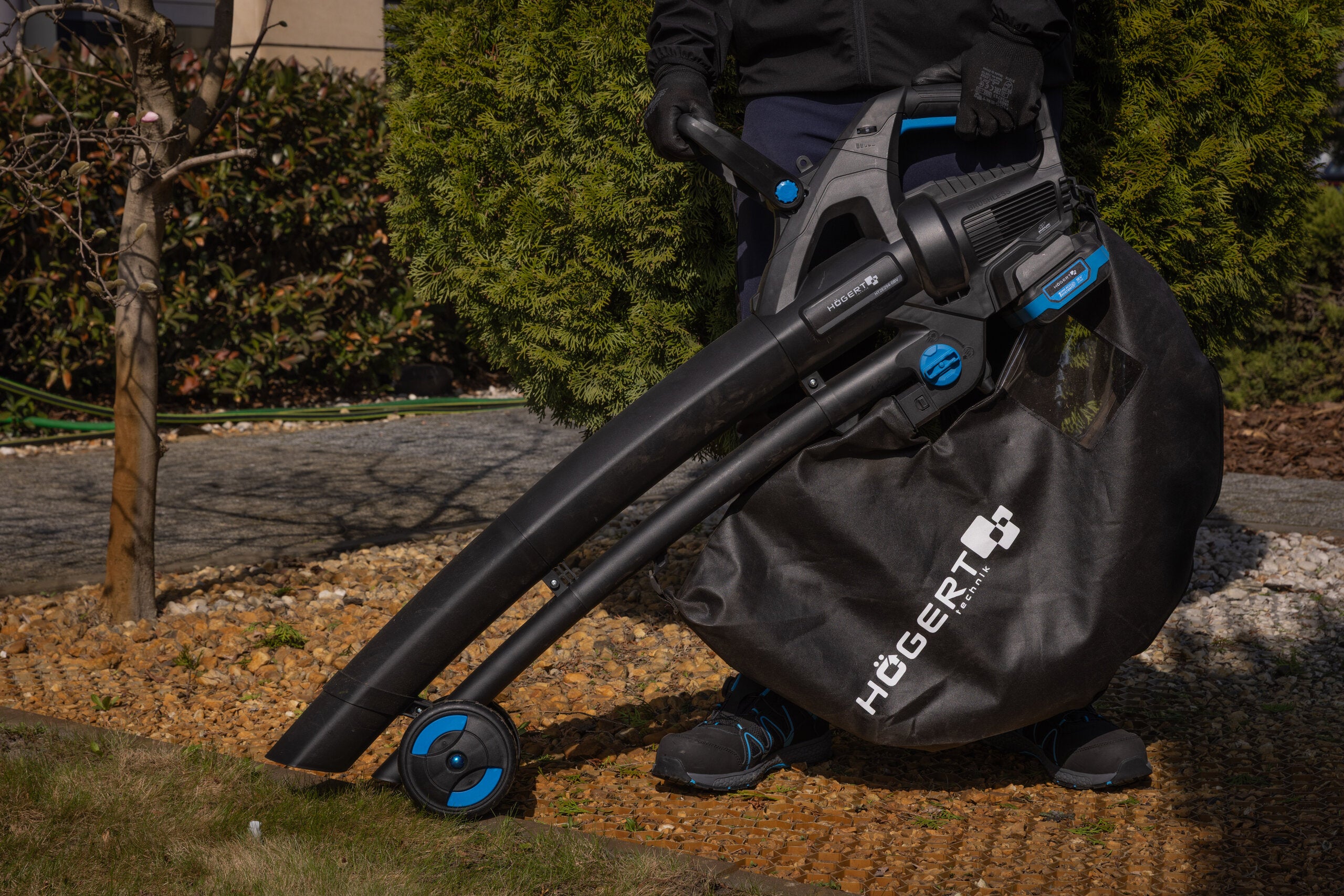 Brushless leaf blower and vacuum 18V+18V