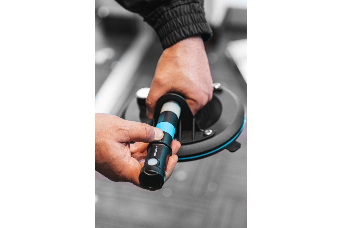 Cordless pump for hand suction cups