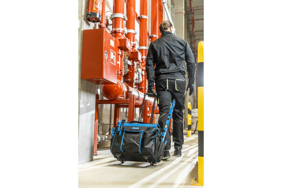 Assembly bag on wheels