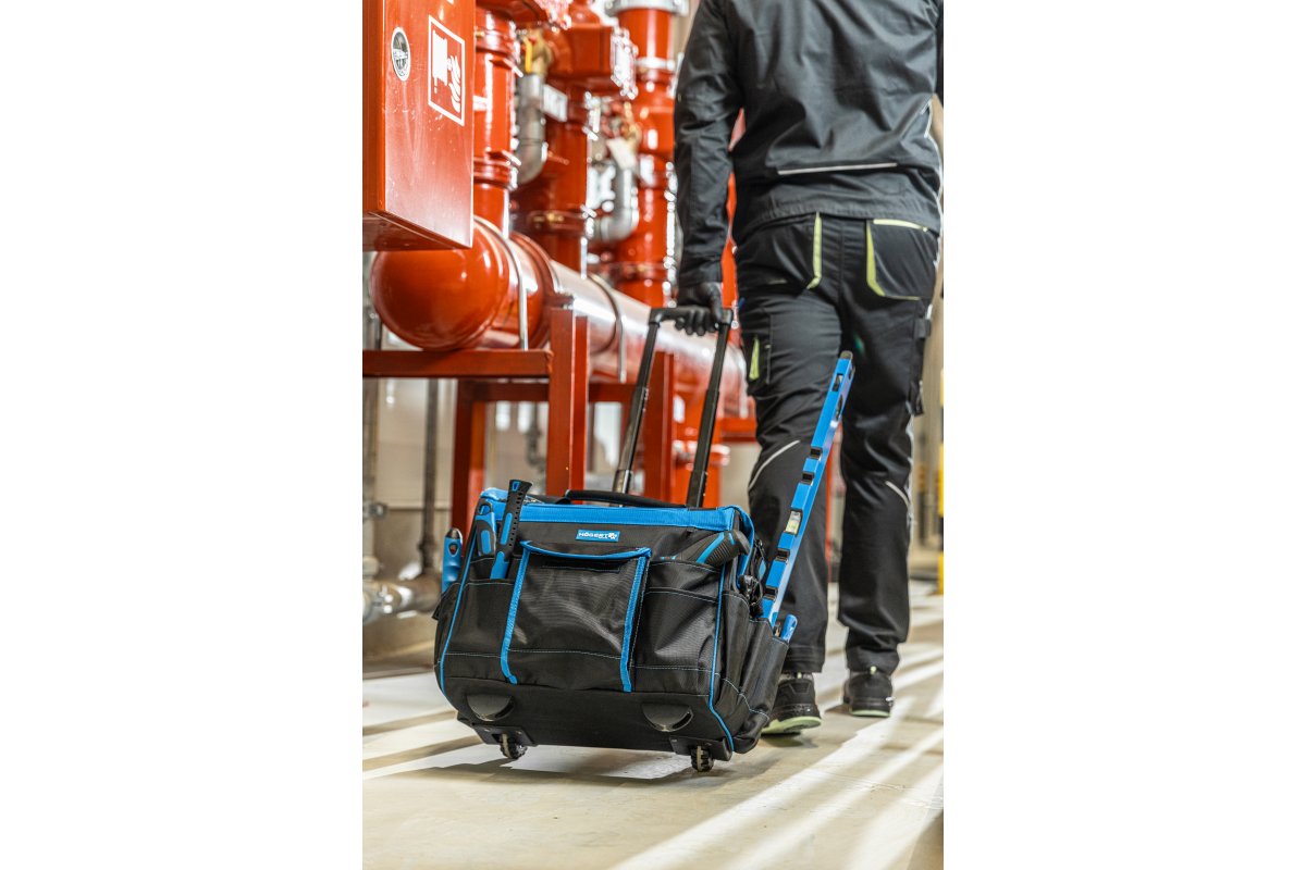 Assembly bag on wheels