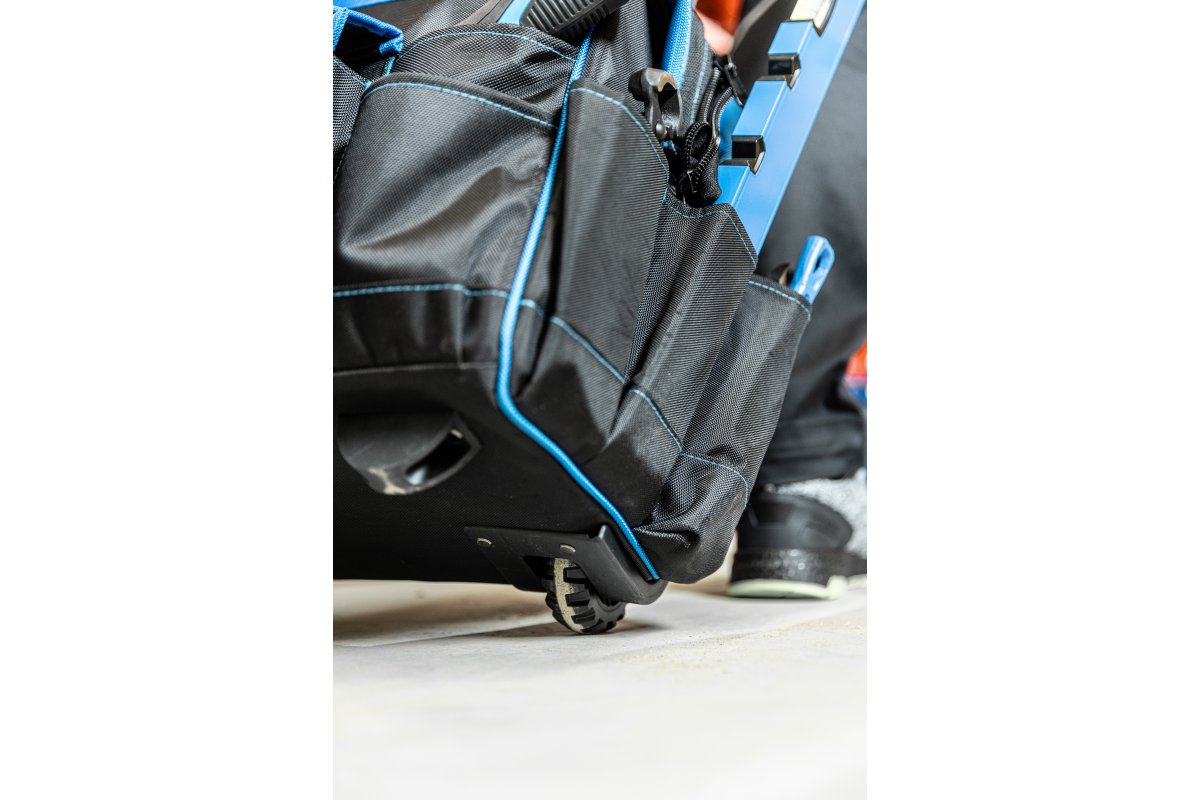 Assembly bag on wheels