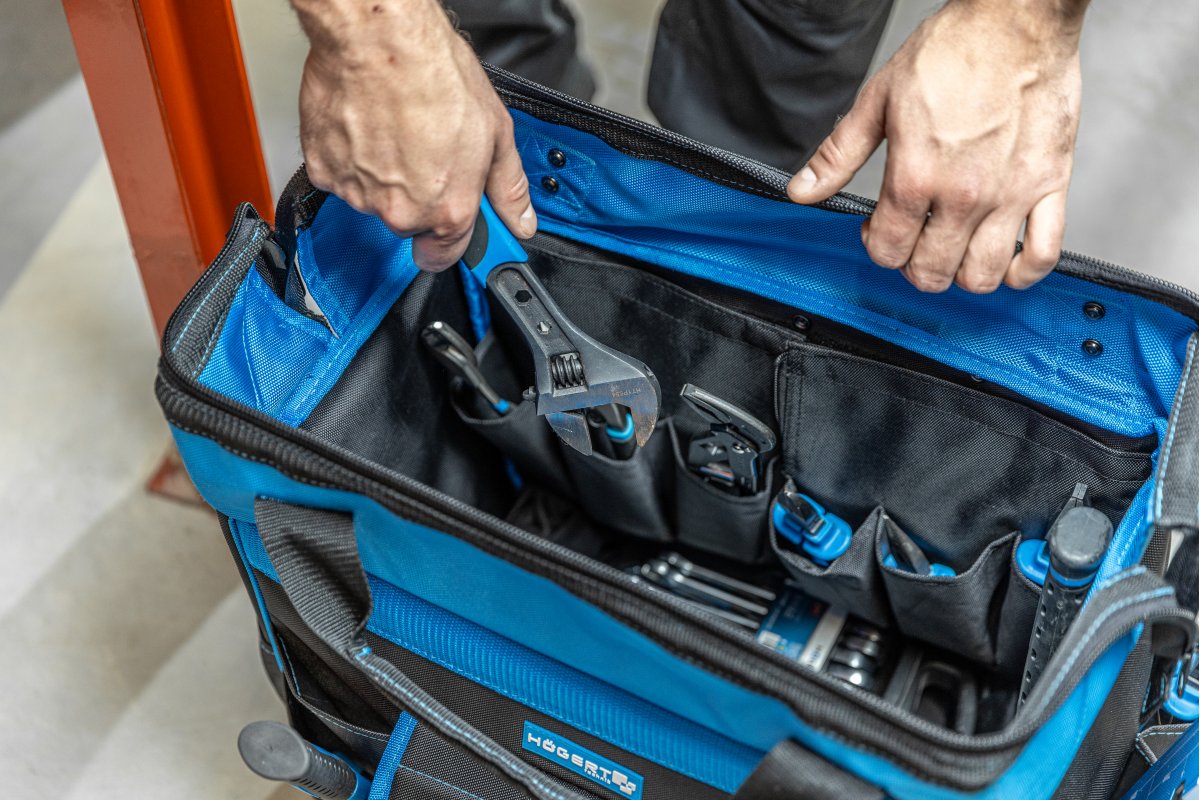 Assembly bag on wheels
