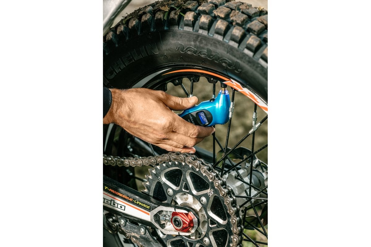 Digital tire gauge